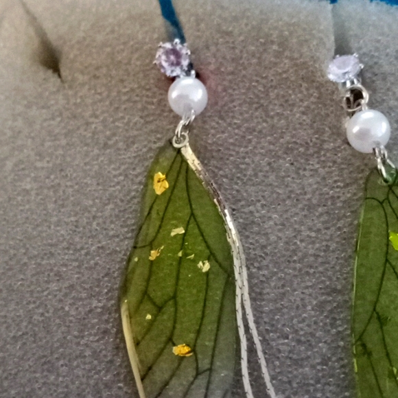 Elegant Green Leaf Earrings - Picture 2 of 7